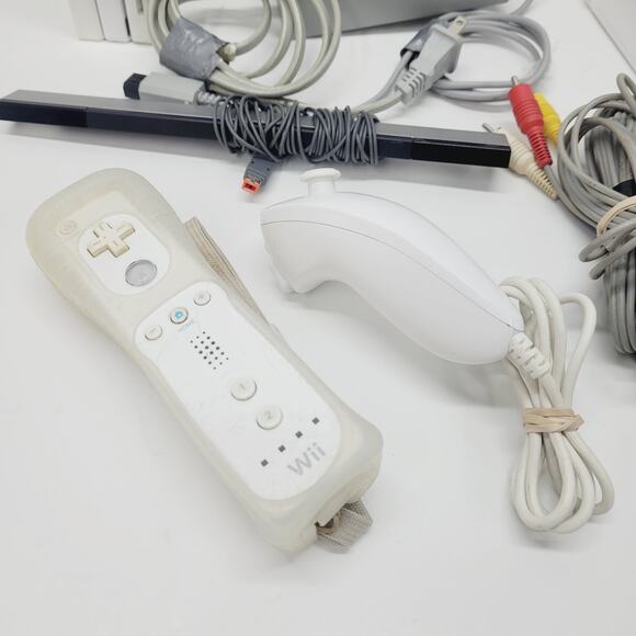 Nintendo Wii System Console (RVL-001) Controller Nunchuck Cords and 3 Games - Picture 2 of 11